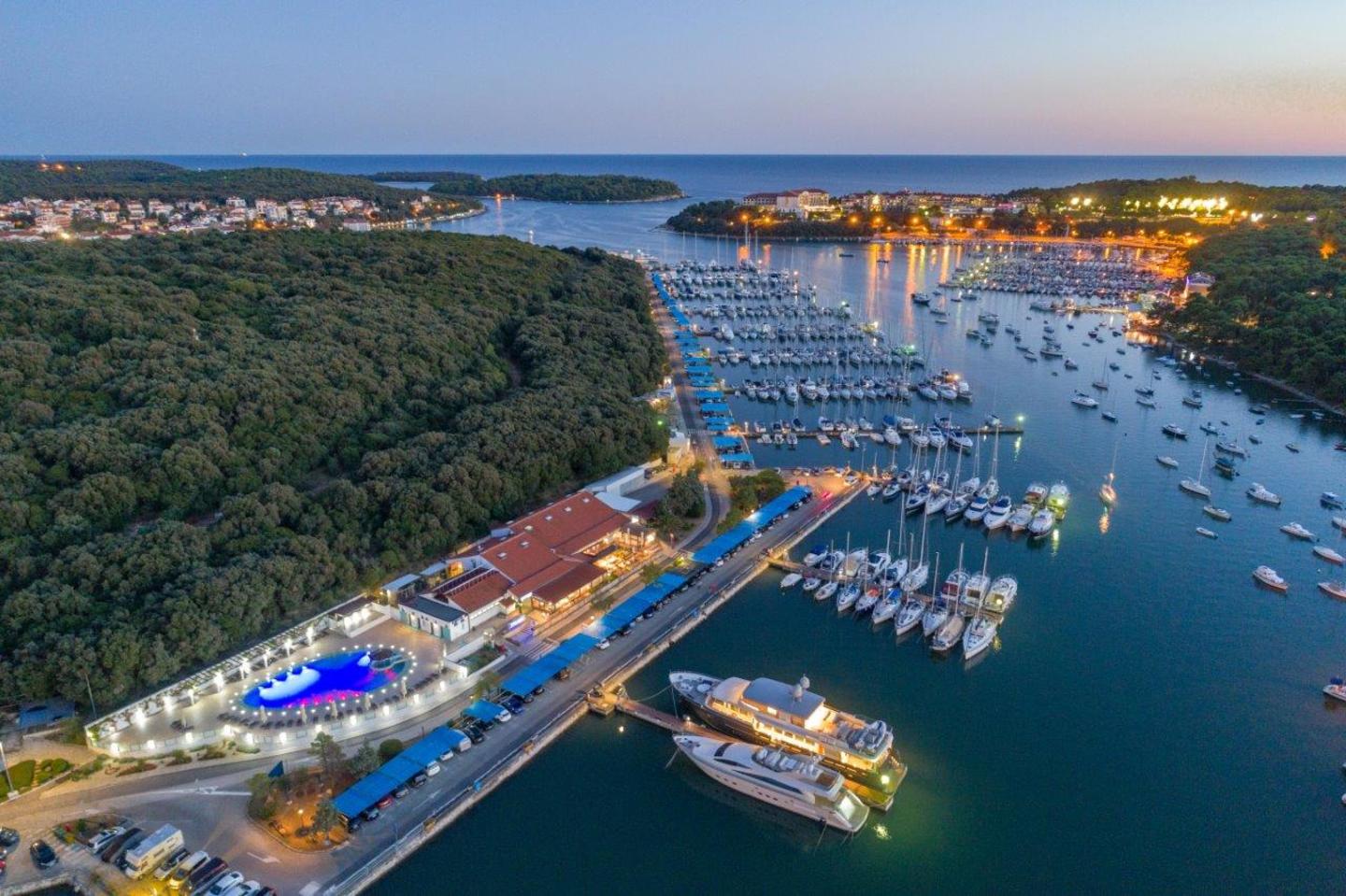Pogled iz zraka na marinu Veruda u zaštićenoj uvali, Pula