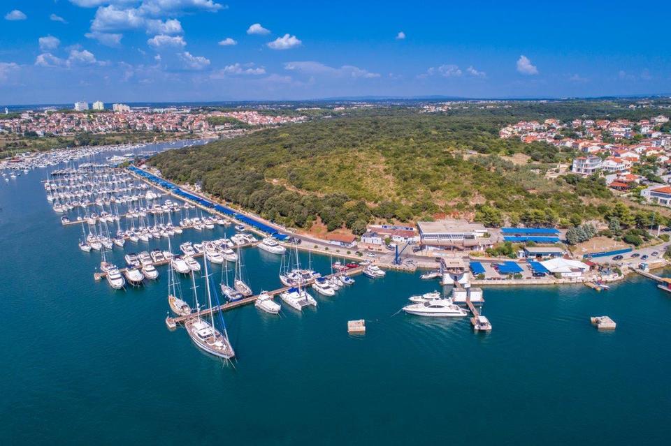 Pogled iz zraka na marinu Veruda